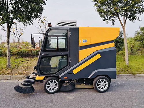 小型扫路车